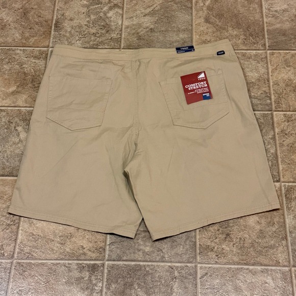 IZOD Mens Khaki Comfort Stretch Modern Fit Flat Front Shorts Size 44 NWT - Picture 2 of 6